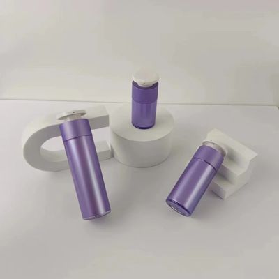 Bouteille pour distributeur cosmétique en plastique violet avec pompe à pression blanche
