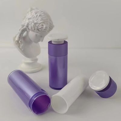 Bouteille pour distributeur cosmétique en plastique violet avec pompe à pression blanche