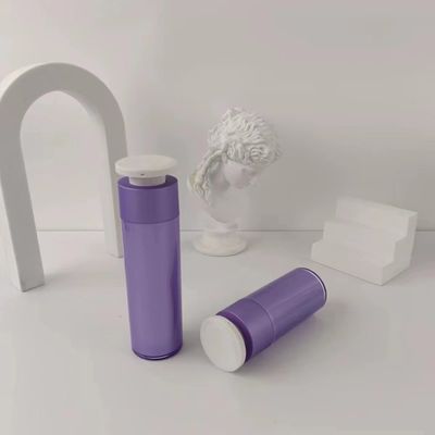 Bouteille pour distributeur cosmétique en plastique violet avec pompe à pression blanche