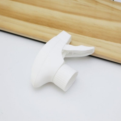 Les pulvérisateurs à déclencheur chimique en plastique en PP de 28 mm sont entièrement en plastique et disposent d'un type de pulvérisation réglable