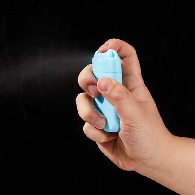 Vente à chaud 10 ml Spray de parfum de carte en plastique avec support de pendentif personnalisation