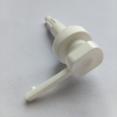 Pompe à lotion à vis en plastique PP pour shampooing gel avec buse longue à tête carrée de 28 mm et débit de 4 cc pour les soins personnels
