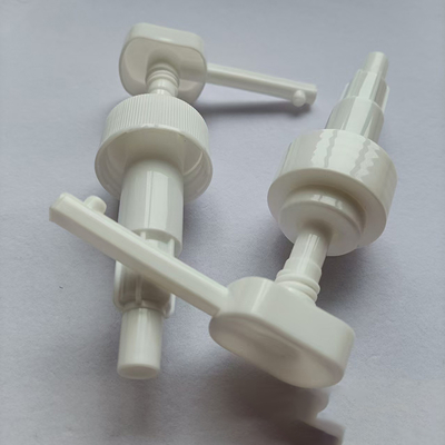 Pompe à lotion à vis en plastique PP pour shampooing gel avec buse longue à tête carrée de 28 mm et débit de 4 cc pour les soins personnels