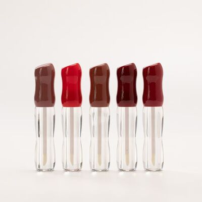 Bouteilles de vernis à lèvres Hourglass Forme incurvée Tubes de vernis à lèvres clairs avec baguettes d'applicateur Multi-brillant Caps rouges et bruns Rechargeables Containers de maquillage des lèvres pour l'huile de lèvres Vernis à lèvres