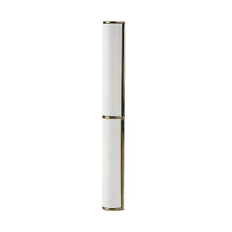 Tubes de rouge à lèvres en cuir mince avec différentes couleurs et une sensation de cuir qui semble haut de gamme