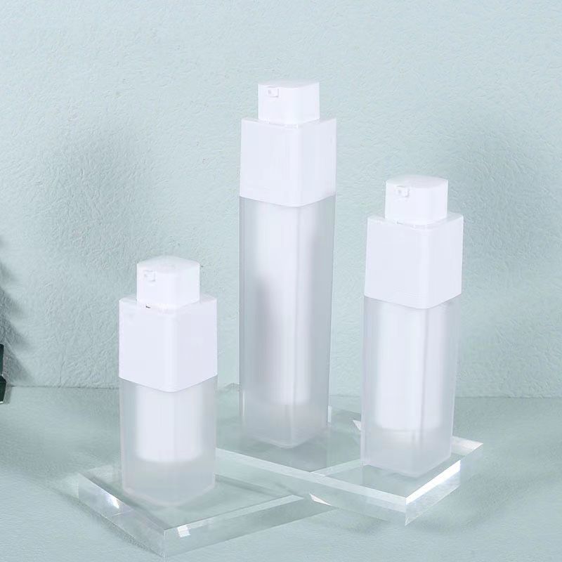 Bouteille de pompe sans air rotative d'une capacité de 15 ml 30 ml 50 ml couramment utilisée pour les soins personnels
