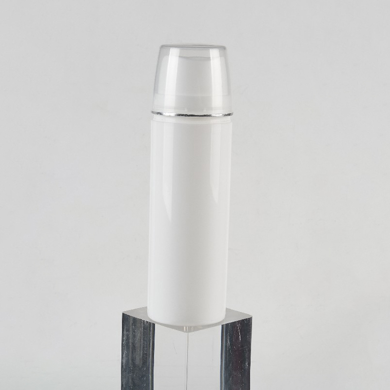 Conception spéciale de tête de pompe à sertir, flacon distributeur airless en PP avec options de capacité multiples de 30 ml, 50 ml, 75 ml, 100 ml et 150 ml, et acceptation des couleurs de capuchon, de l'impression sérigraphique et du spray mat.