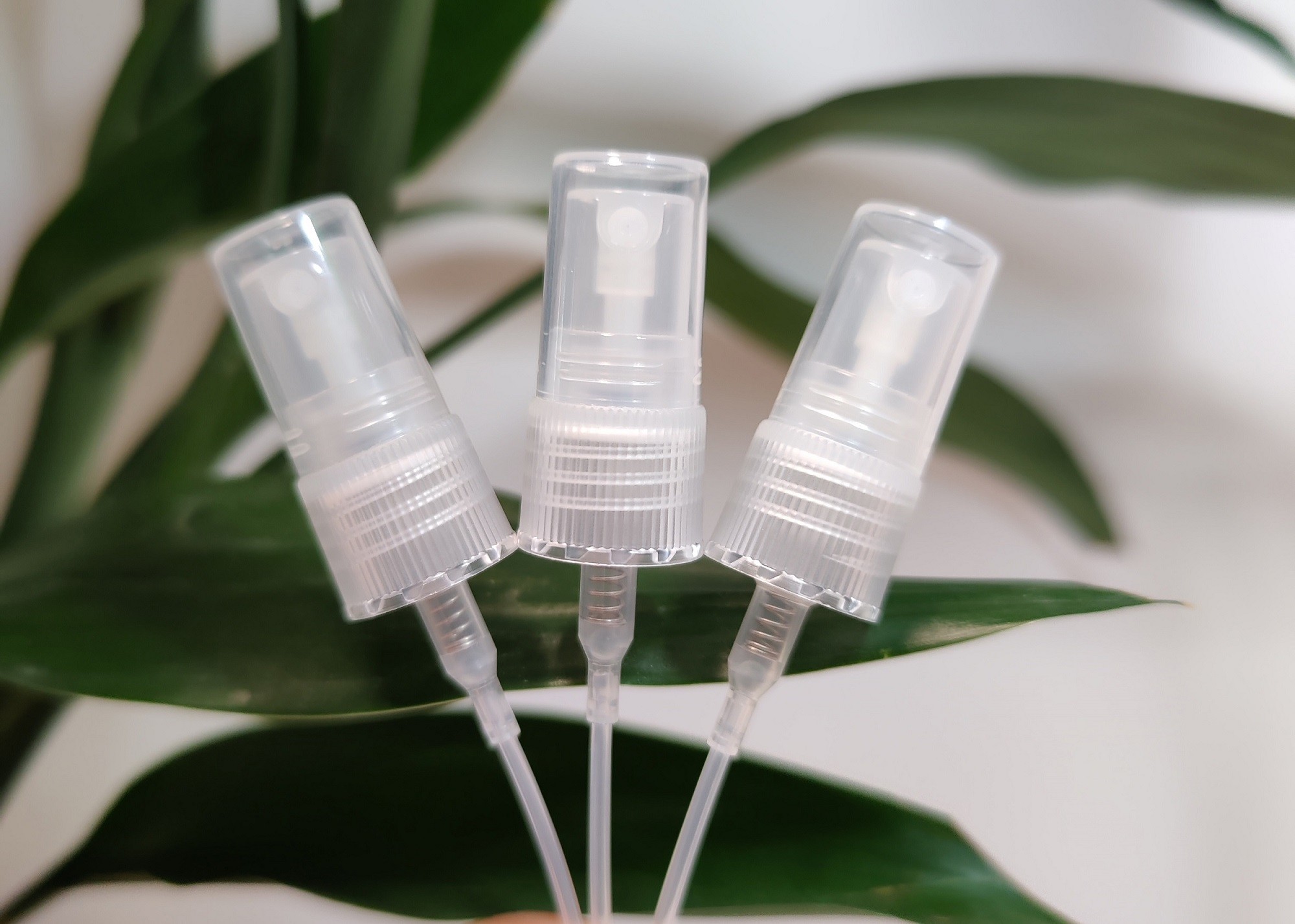 Clear 13mm 14mm Fine Mist Sprayer Cosmetic Spray Bottle with Custom Color for Perfume and Sunscreen Packaging