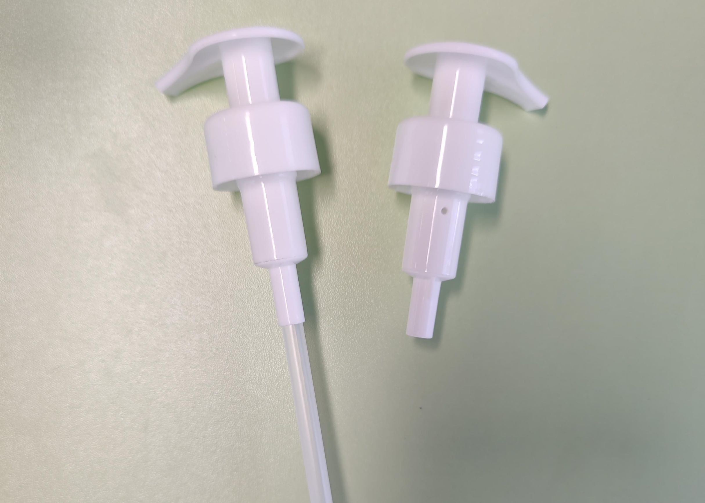 Pompe en plastique 24/28MM de qualité excellente et facile à utiliser, personnalisée, avec verrouillage gauche-droite pour lotion, crème et liquide