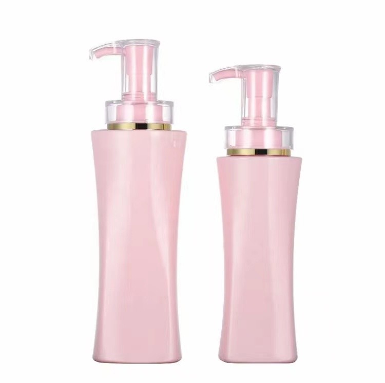Le shampooing rose cosmétique en plastique met l'emballage en bouteille de lotion de corps carré