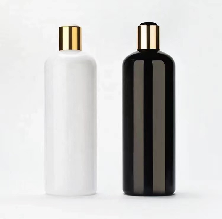 La bouteille en plastique de shampooing d'ANIMAL FAMILIER avec le chapeau supérieur de disque blanc noir d'or a adapté aux besoins du client